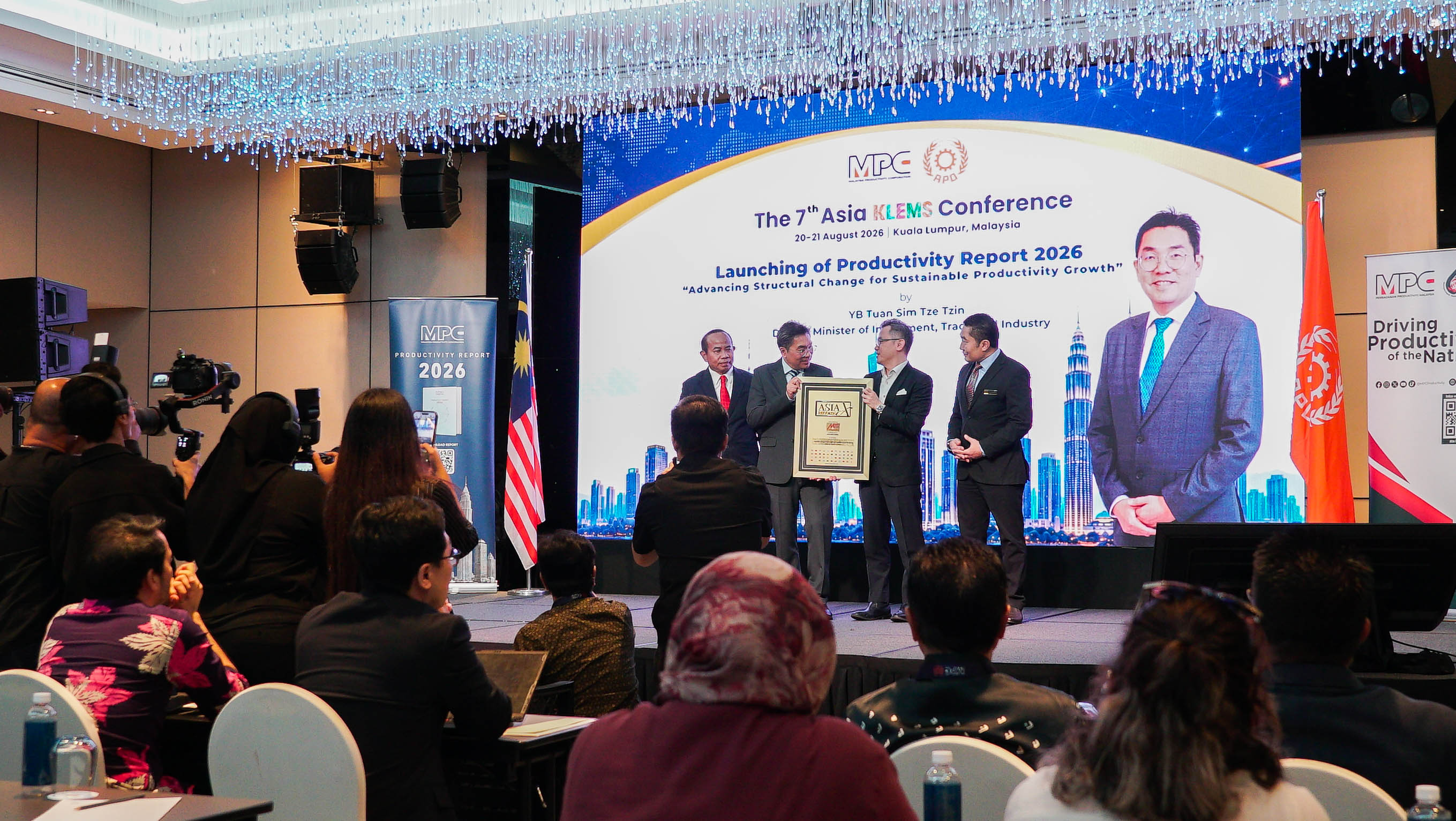 Asia Record On Stage With MITI and Dato KK Chua
