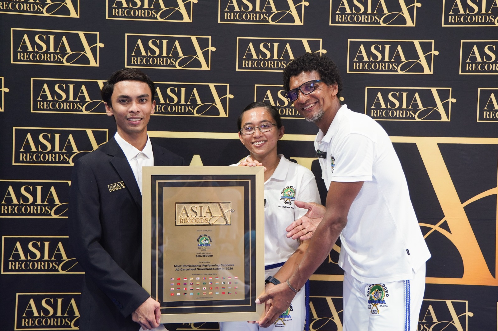 Capoeira Cordão de Ouro Malaysia representatives receiving the Asia Record certificate for Most Participants Performing Capoeira Aú Cartwheel Simultaneously in 2026.